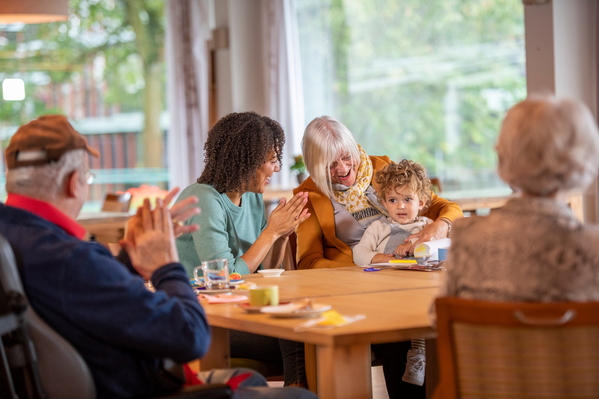 Gasten met kindje in Grand Café