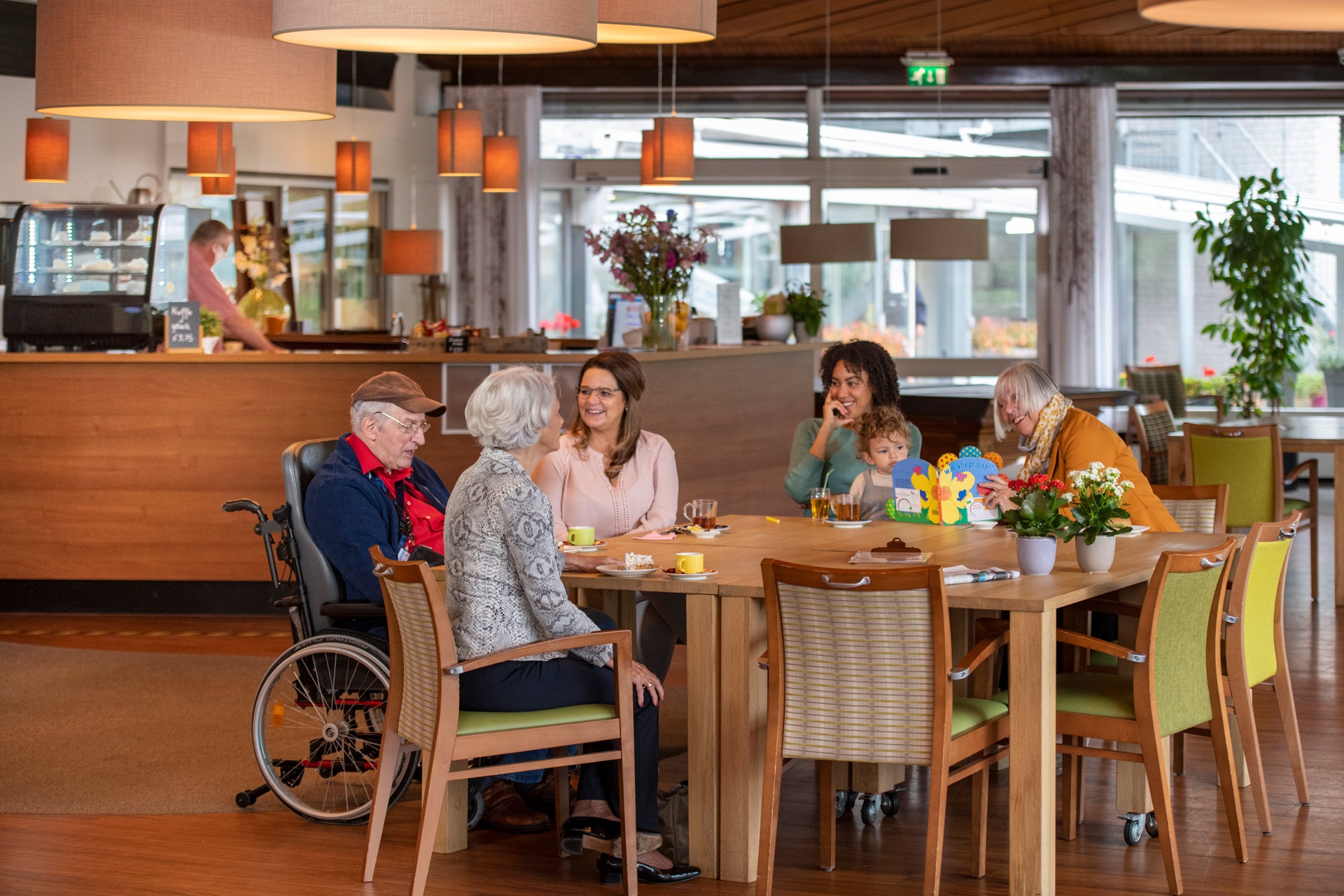 Groepje gasten in Grand Café