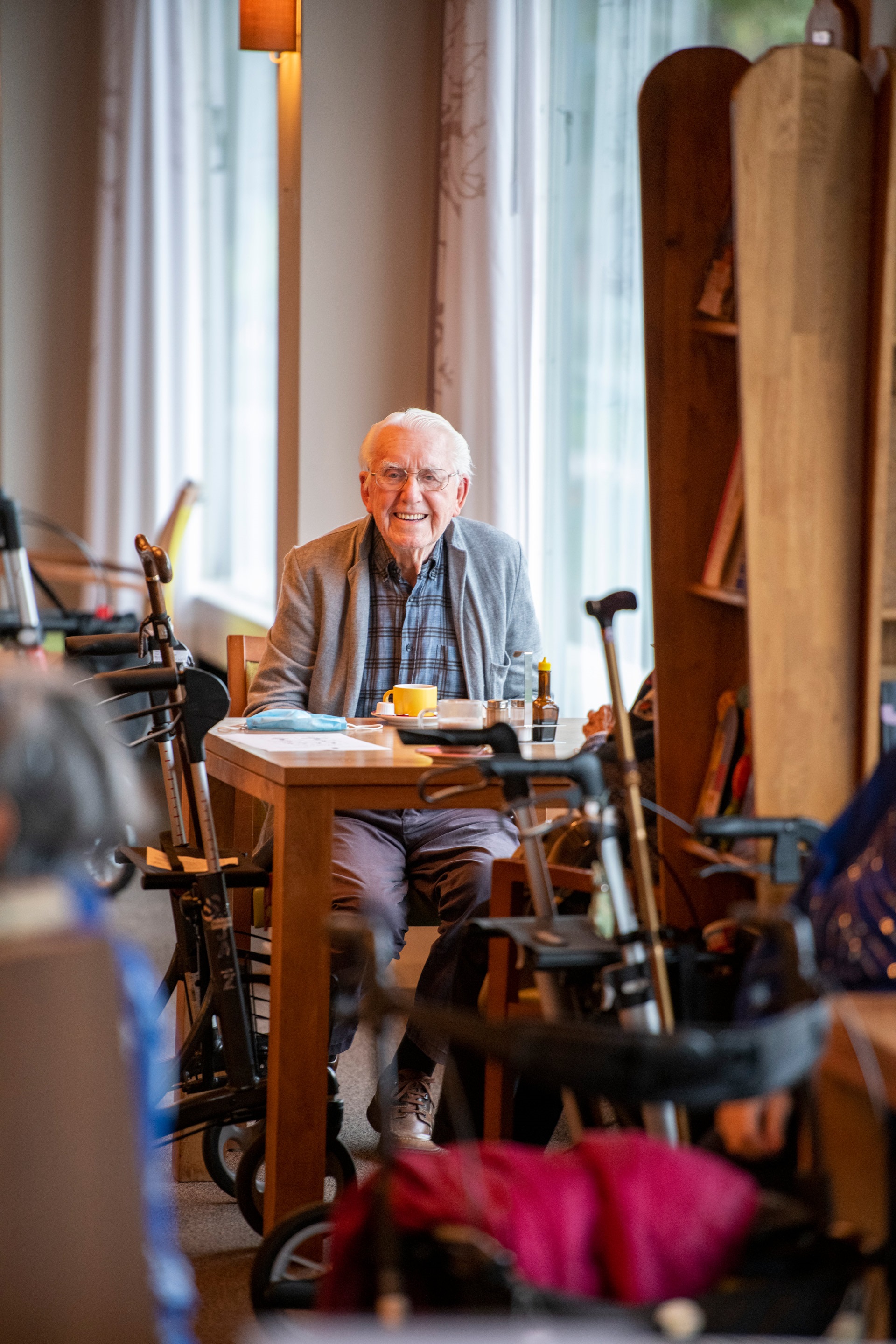 Man lachend in Grand Café
