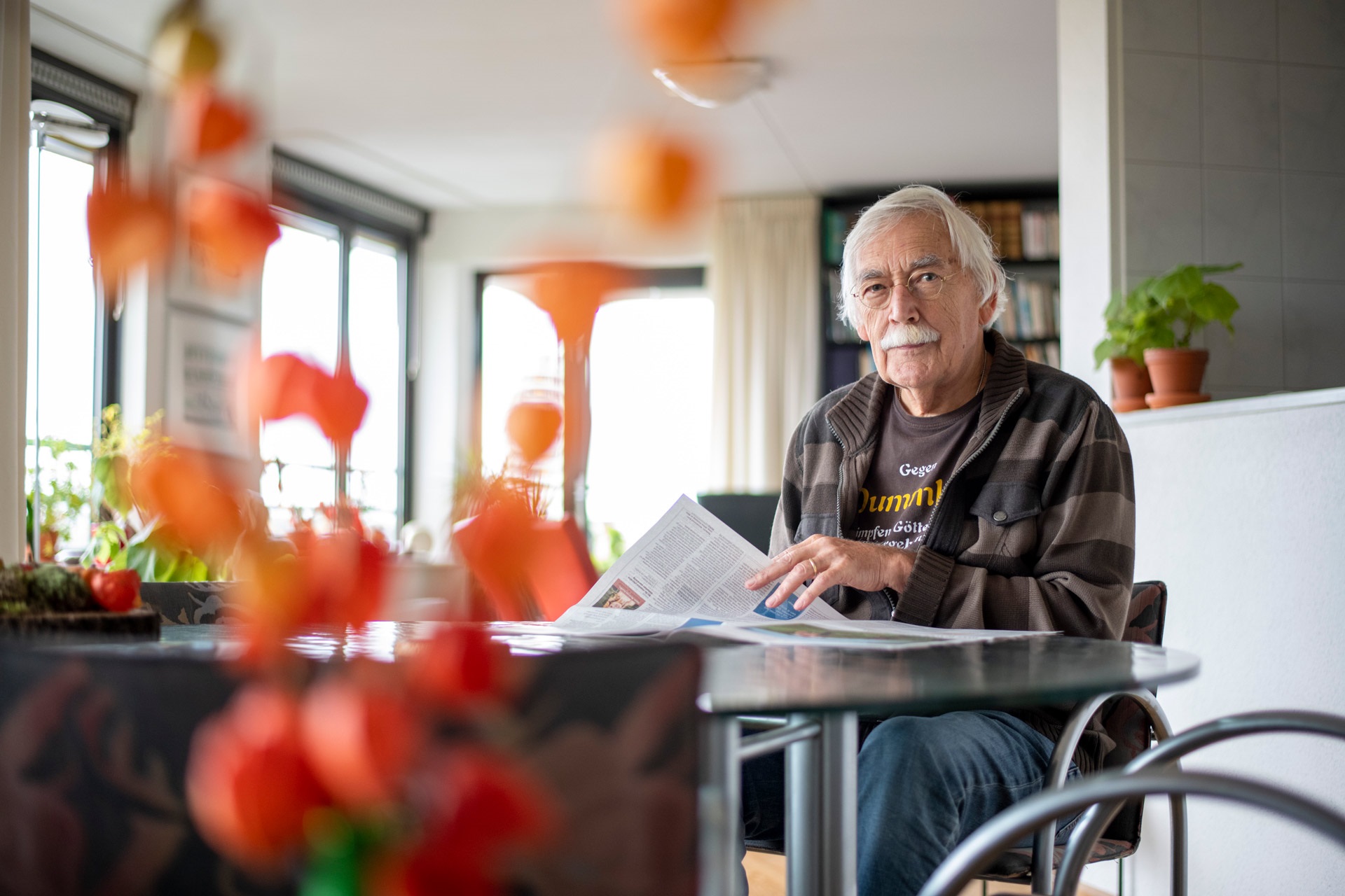 bewoner krant lezend thuis