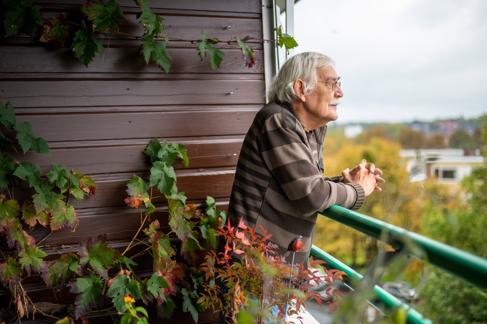 bewoner op balkon thuis