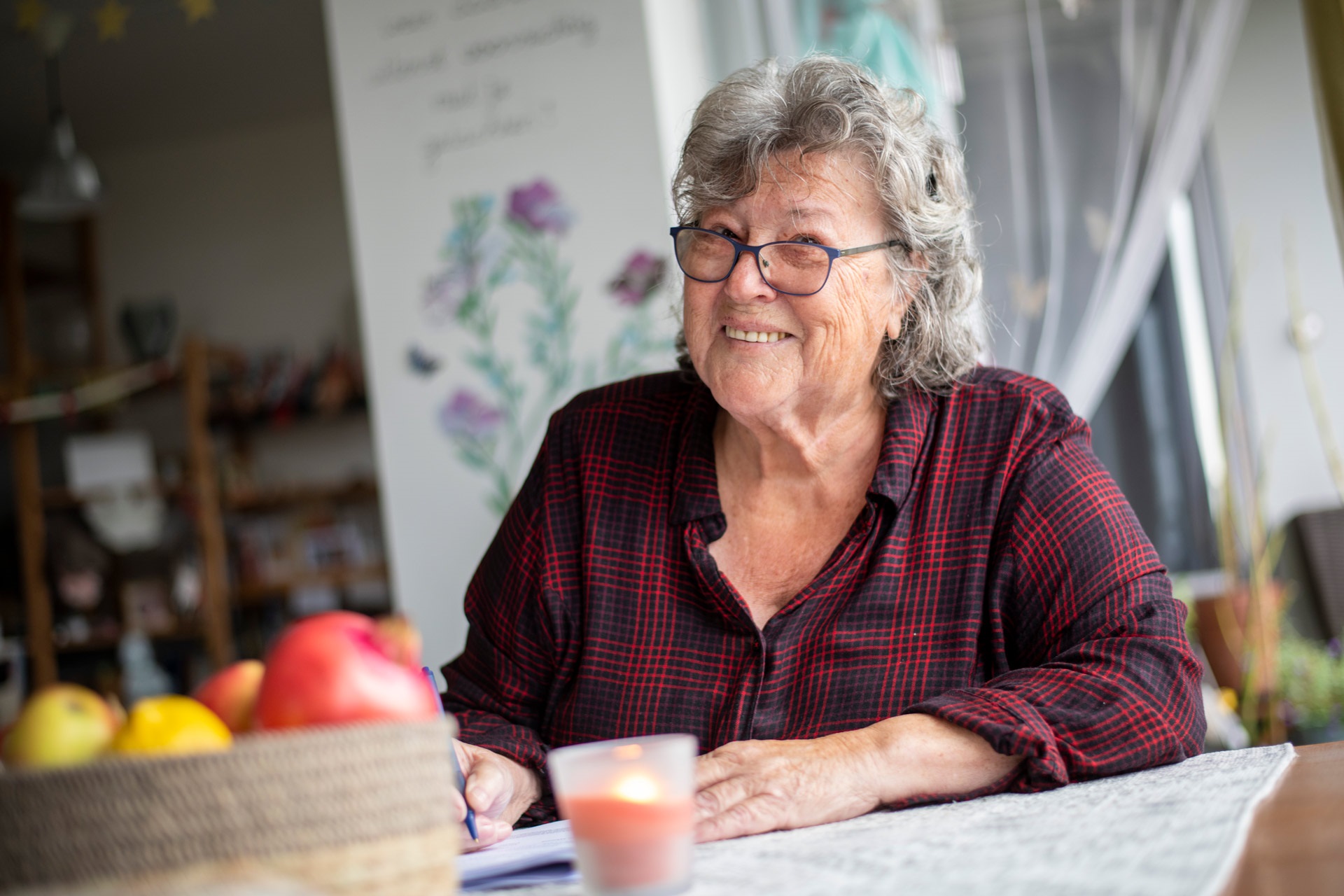 bewoonster thuis aan tafel