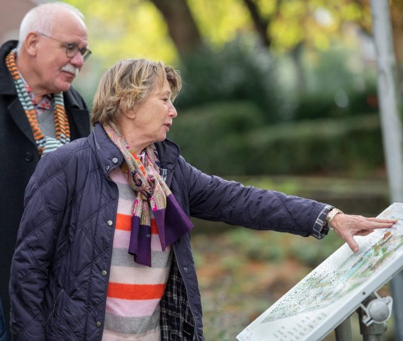 deelnemers Kwiek wandeling bij plattegrond