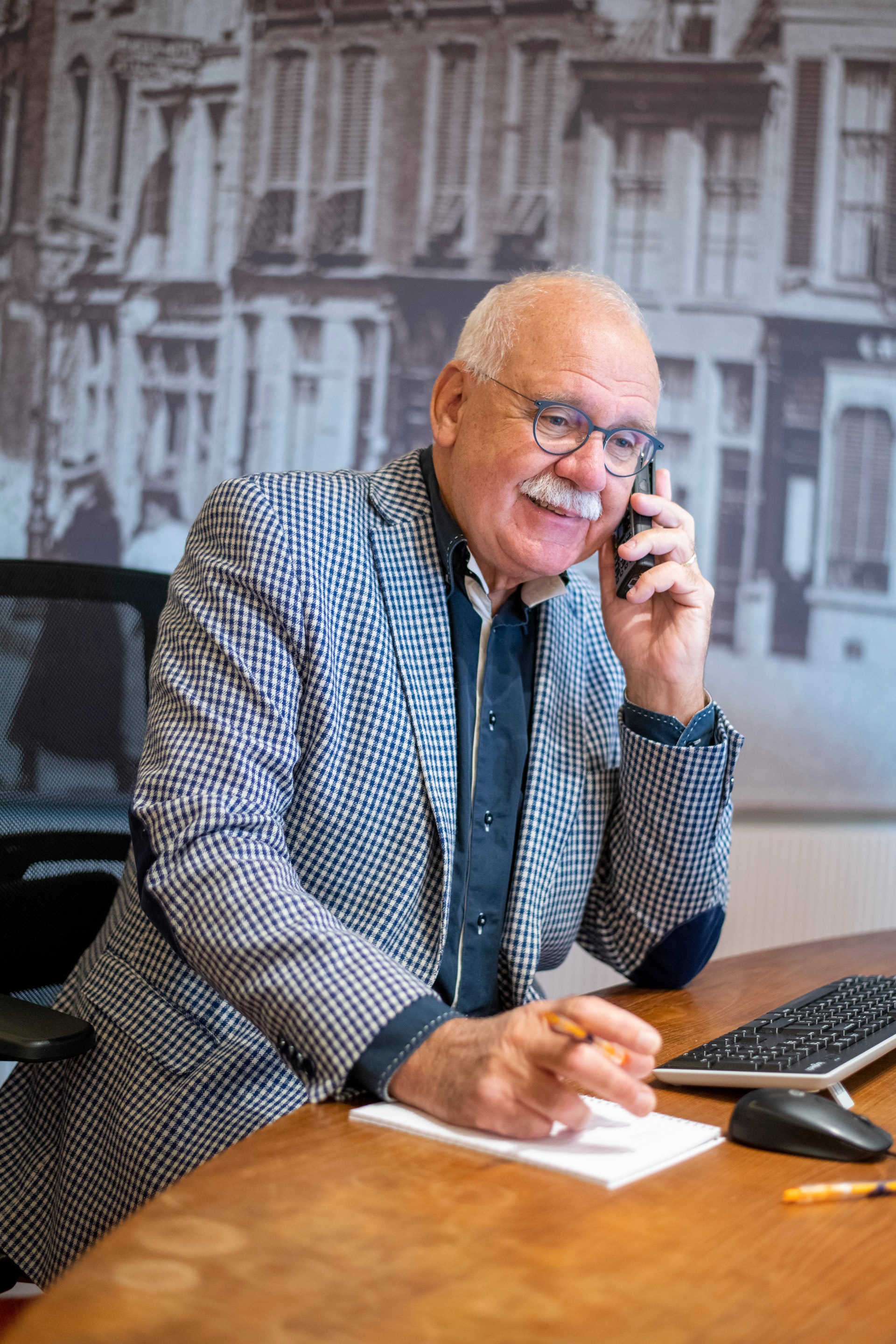 medewerker aan telefoon