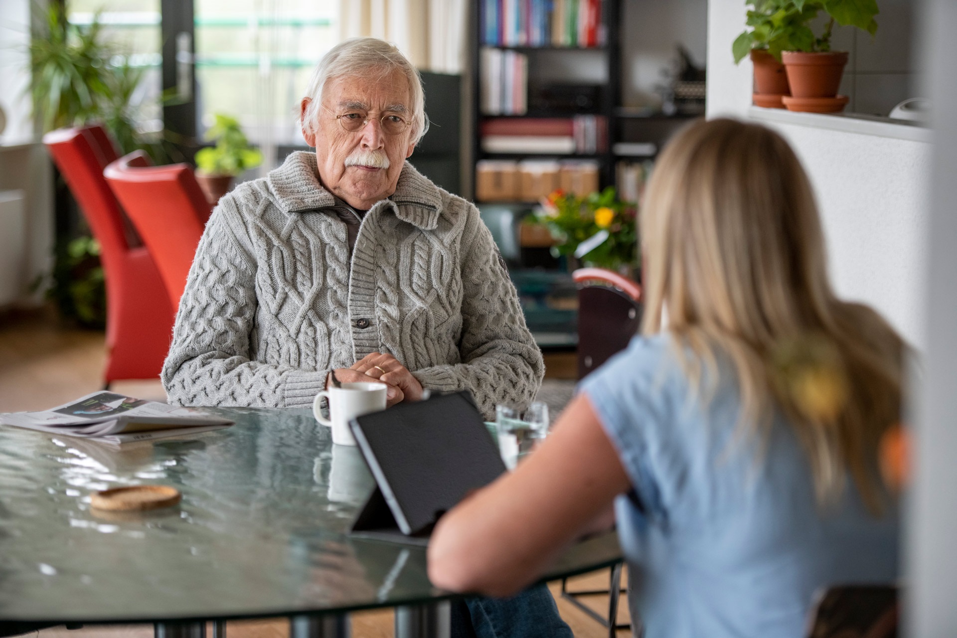 zorgmedewerkster in gesprek met klant thuis