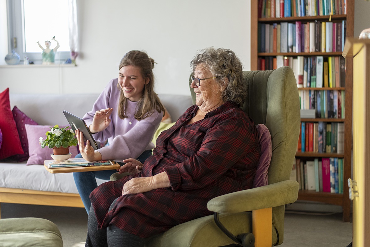Jet en zorgmedewerker lachend