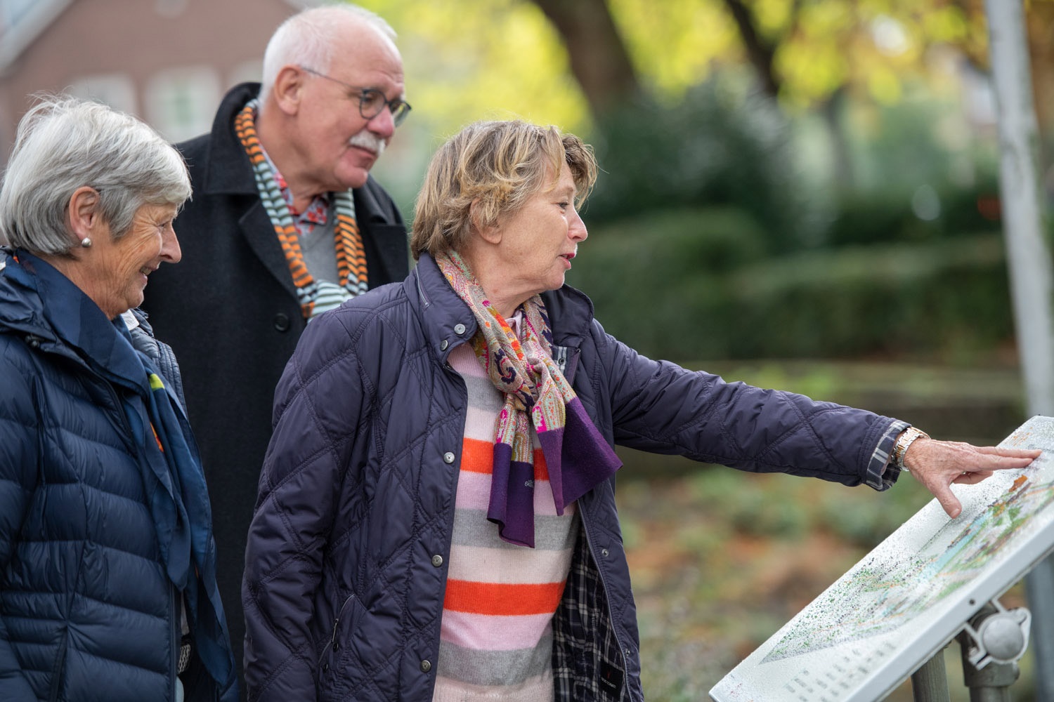 deelnemers Kwiek wandeling bij plattegrond groot