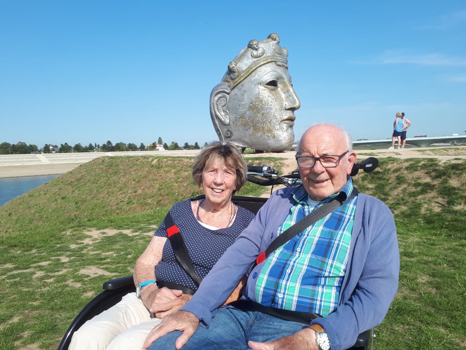 FAJN Man en vrouw bij kop