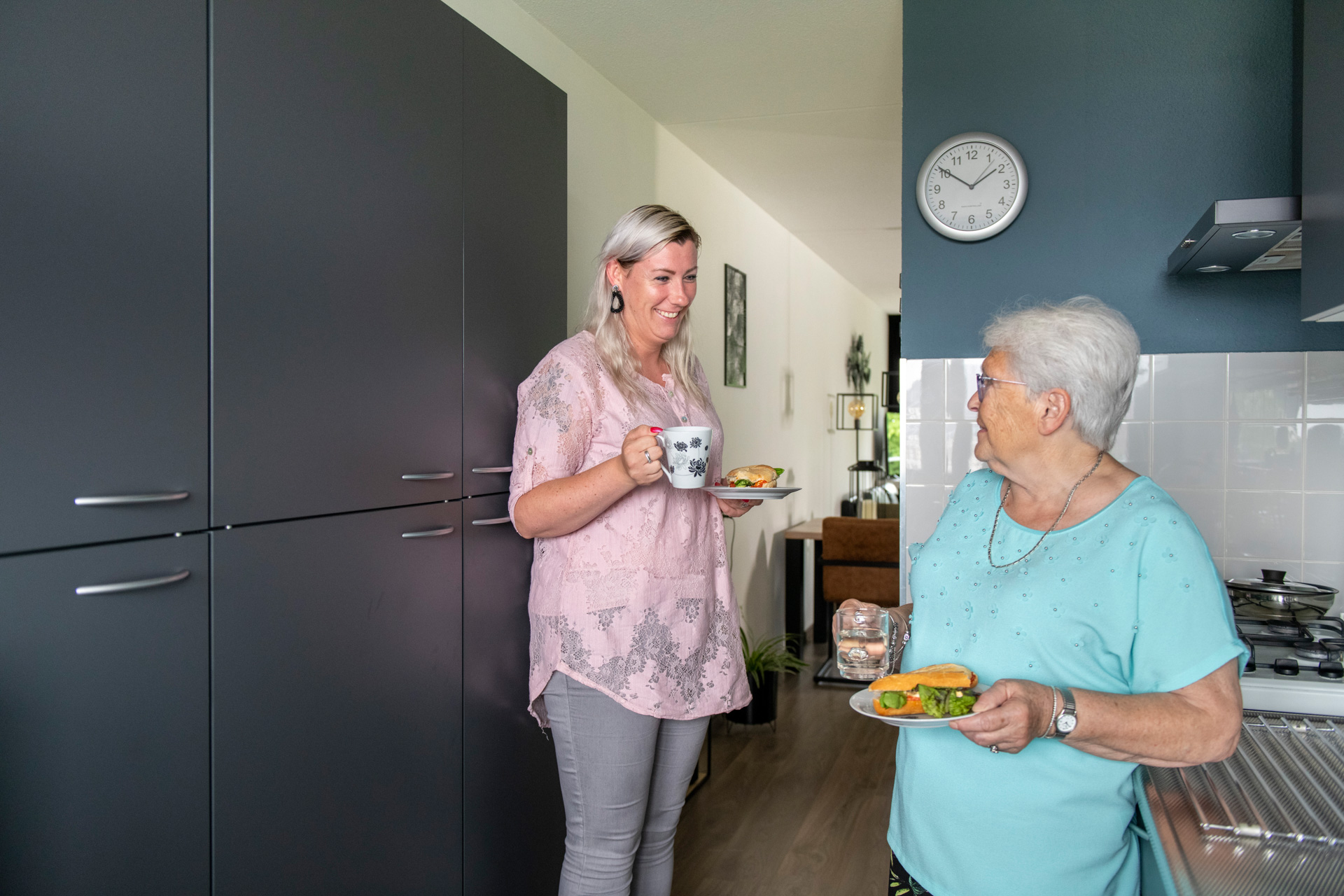Medewerkster met klant in keuken