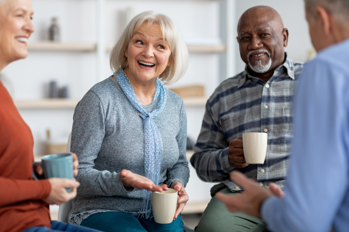 vier-senioren-drinken-samen-kop-koffie